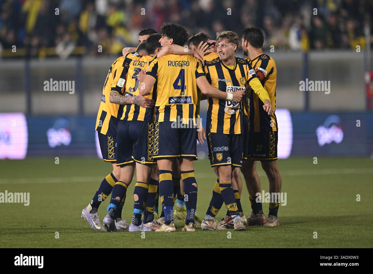 Castellamare di Stabia, Italy. 05th Apr, 2025. SS Juve Stabia players celebrate the victory in the Serie B match between SS Juve Stabia and US Salernitana at Stadio Romeo Menti, Castellammare di Stabia, Italy on April 5, 2025. Credit: Nicola Ianuale/Alamy Live News Stock Photo
