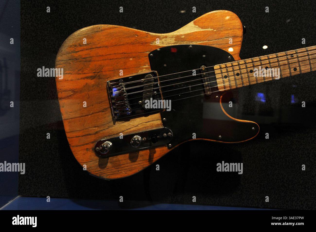 Fender esquire hi-res stock photography and images - Alamy, image size:1300x955