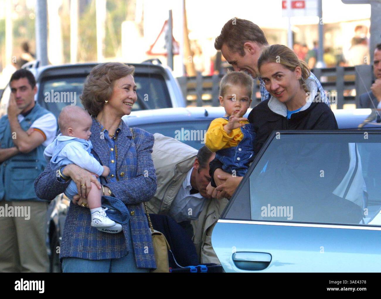 Pictured with her husband hi-res stock photography and images - Page 13 -  Alamy, image size:1300x1020