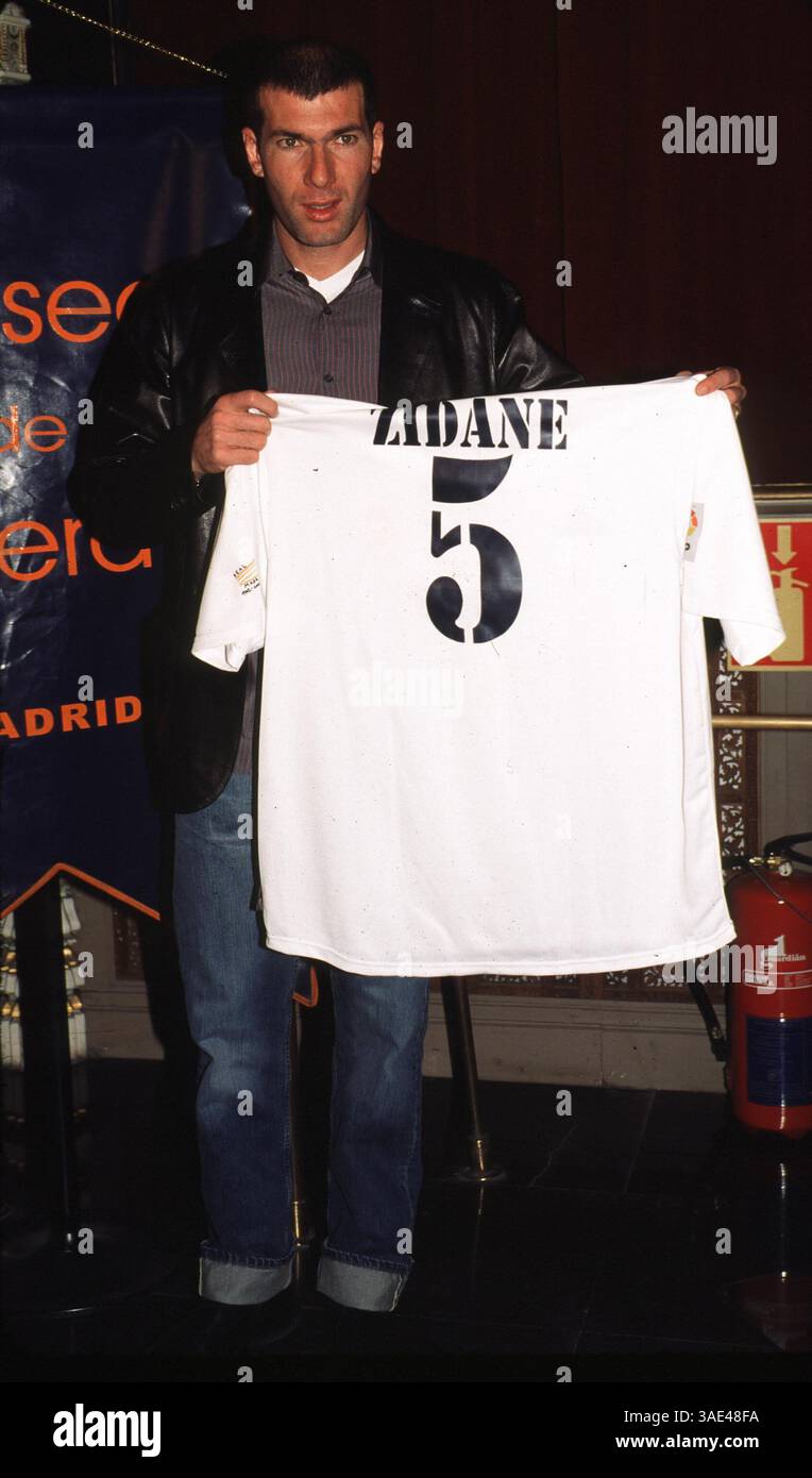 Zidane 2002 hi-res stock photography and images - Alamy
