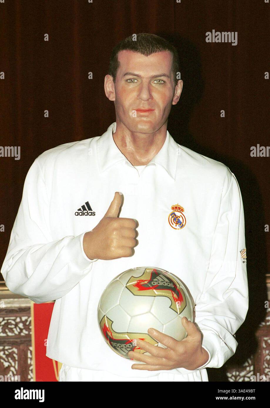 Zidane real madrid 2002 hi-res stock photography and images