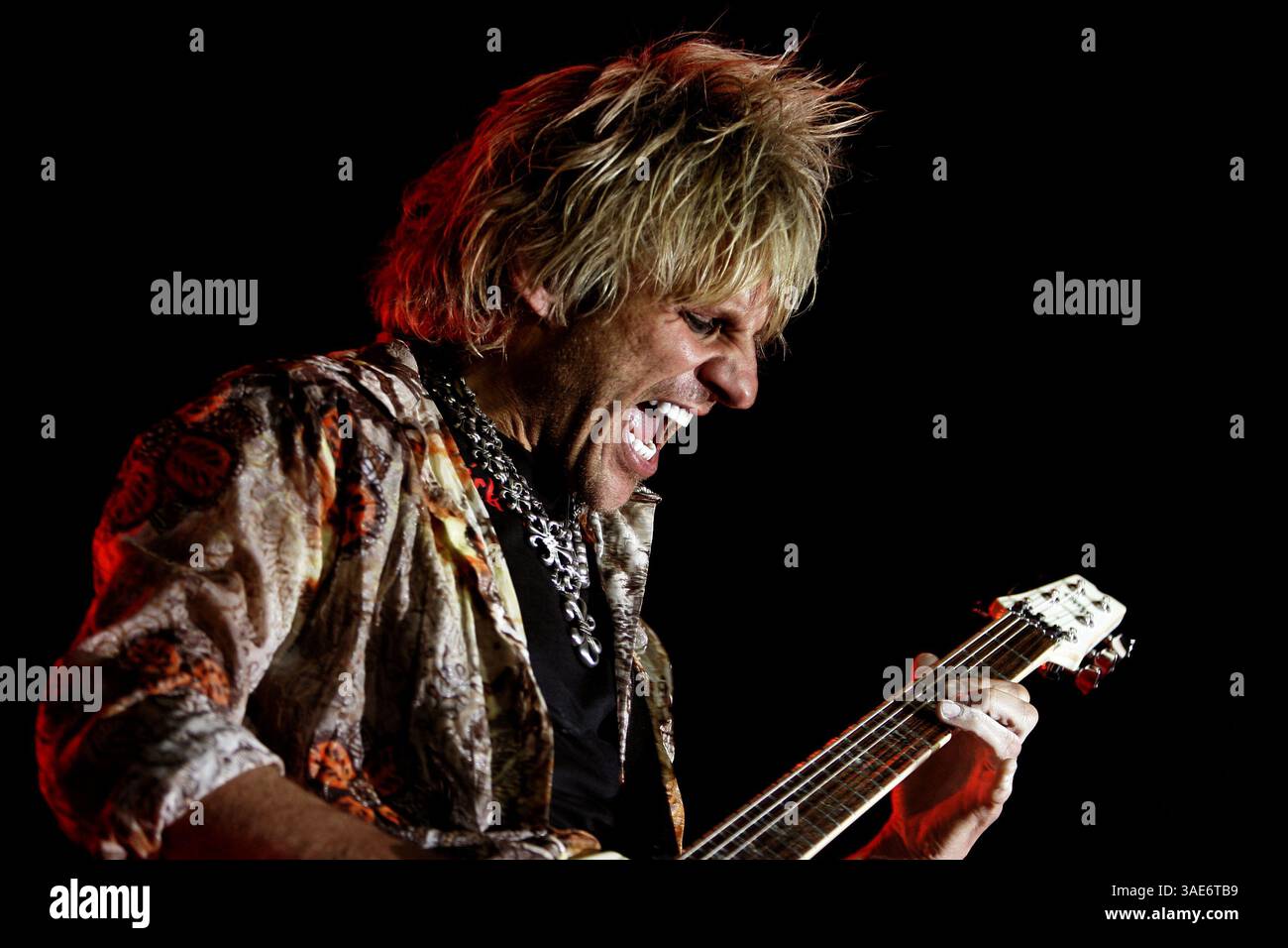 The Who 2001 911同時多発テロ追悼コンサート ギターピック Poison guitarist c c deville hi-res stock photography and images
