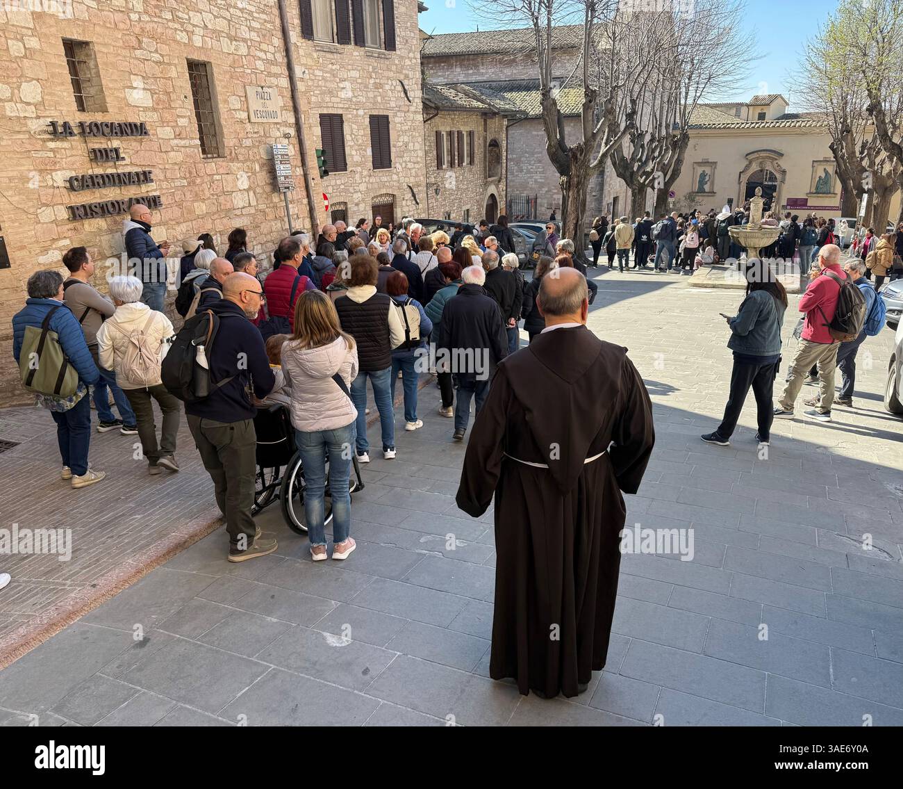 Assisi, Italy. 04th Apr, 2025. People wait outside the church of Santa ...