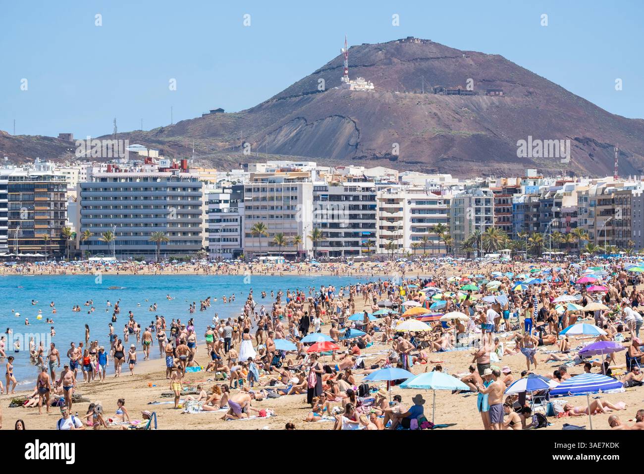Las Palmas, Gran Canaria, Canary Islands, Spain. 6th April, 2025. Tourists, many from the UK, bask on a packed city beach in Las Palmas on Gran Canaria. Credit: Alan Dawson/Alamy Live News Stock Photo
