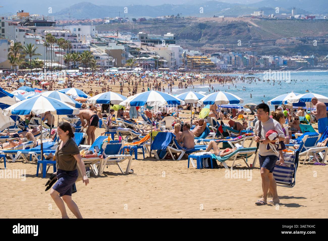 Las Palmas, Gran Canaria, Canary Islands, Spain. 6th April, 2025. Tourists, many from the UK, bask on a packed city beach in Las Palmas on Gran Canaria. Credit: Alan Dawson/Alamy Live News Stock Photo