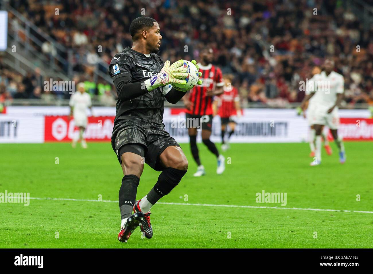 mike-maignan-of-ac-milan-seen-in-action-during-serie-a-2024-25-football