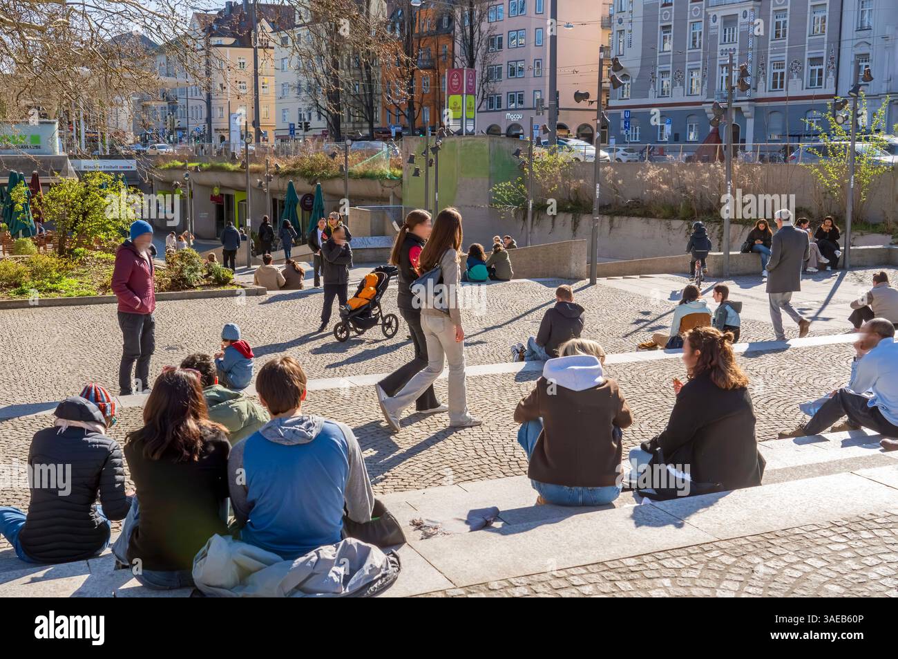 Frühling an der Münchner Freiheit, München, Sonntag, 6. April 2025 Deutschland, München, 6. April 2025, Frühling an der Münchner Freiheit, viele Menschen wärmen sich am Sonntagnachmittag in der Frühlingssonne, Temperaturen bei kühlen 7 Grad, Schwabing, schönes Wetter, Bayern *** Spring at Münchner Freiheit, Munich, Sunday, April 6, 2025 Germany, Munich, April 6, 2025, Spring at Münchner Freiheit, many people warm themselves in the spring sun on Sunday afternoon, temperatures at a cool 7 degrees, Schwabing, beautiful weather, Bavaria Stock Photo
