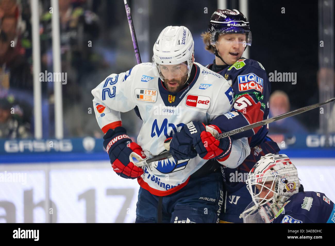 Matthias Plachta (Adler Mannheim, 22) und Norwin Panocha (Eisbaeren