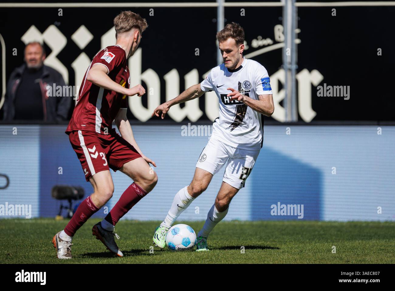 Tom Zimmerschied (SV 07 Elversberg) im Zweikampf mit Leopold Wurm (SSV ...