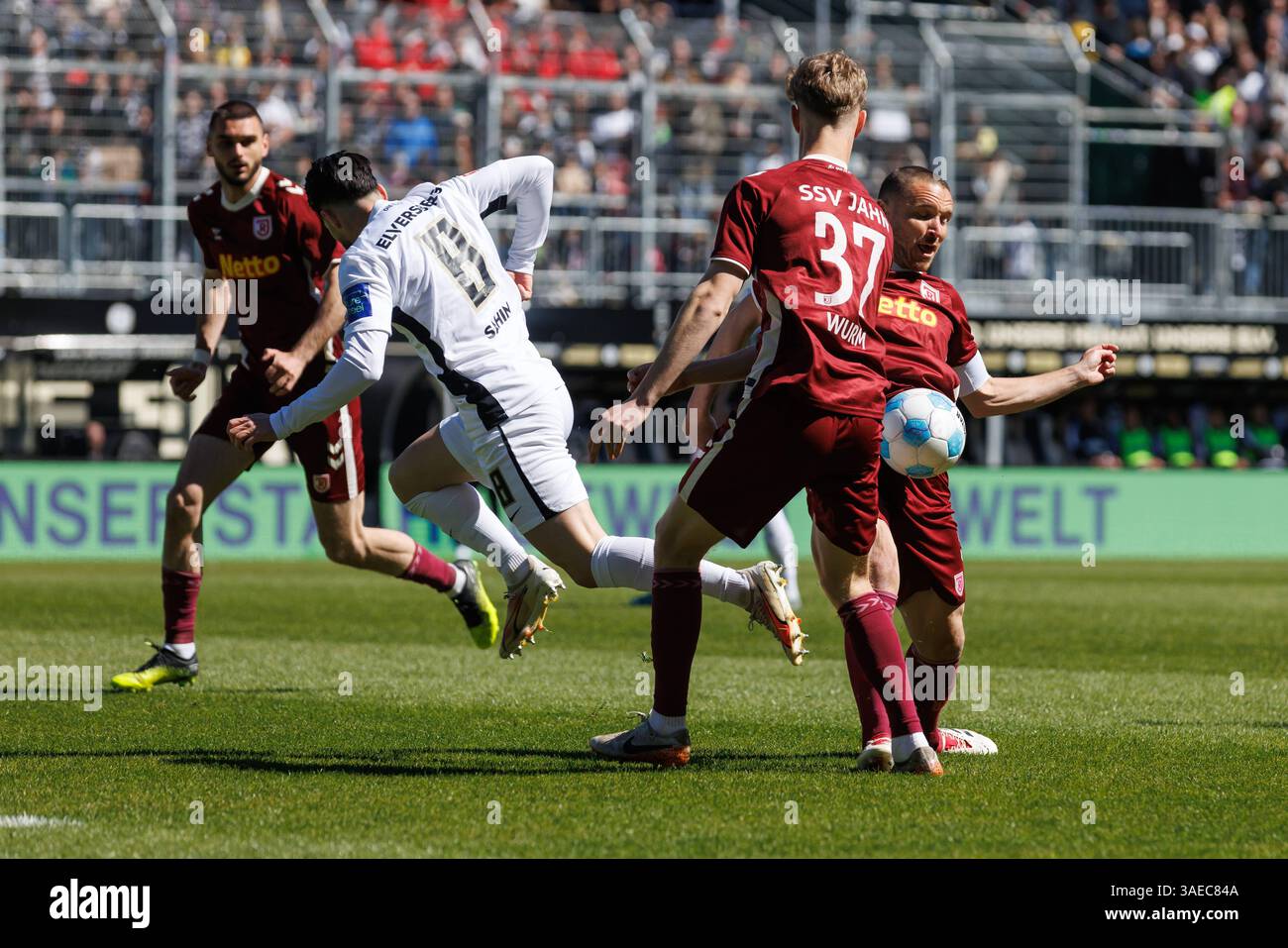 Semih Sahin (SV 07 Elversberg) im Zweikampf mit #g5, Leopold Wurm (SSV ...