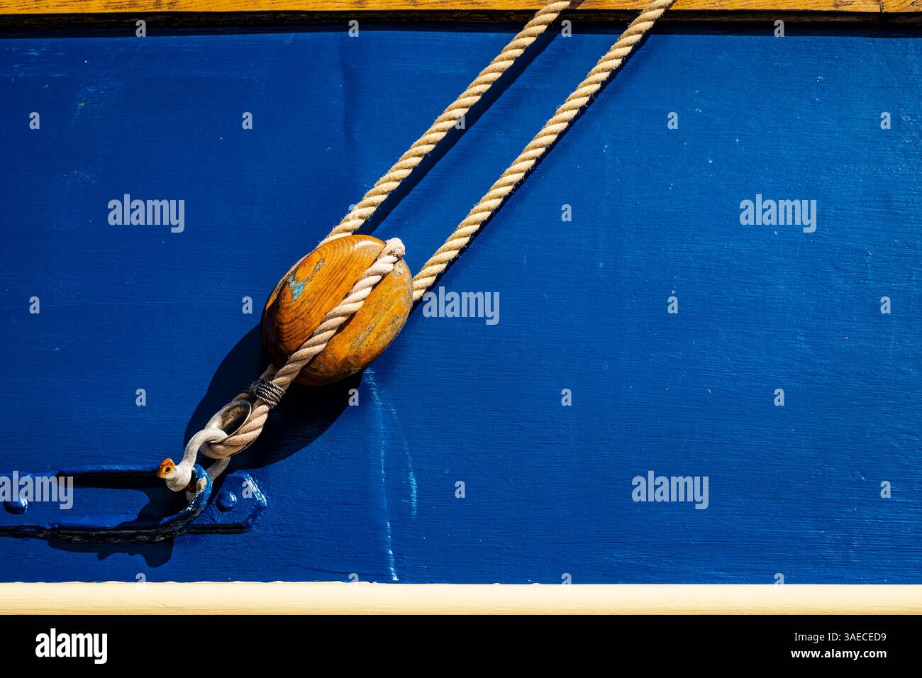 Rope rigging running through a block on a sailboat Stock Photo - Alamy