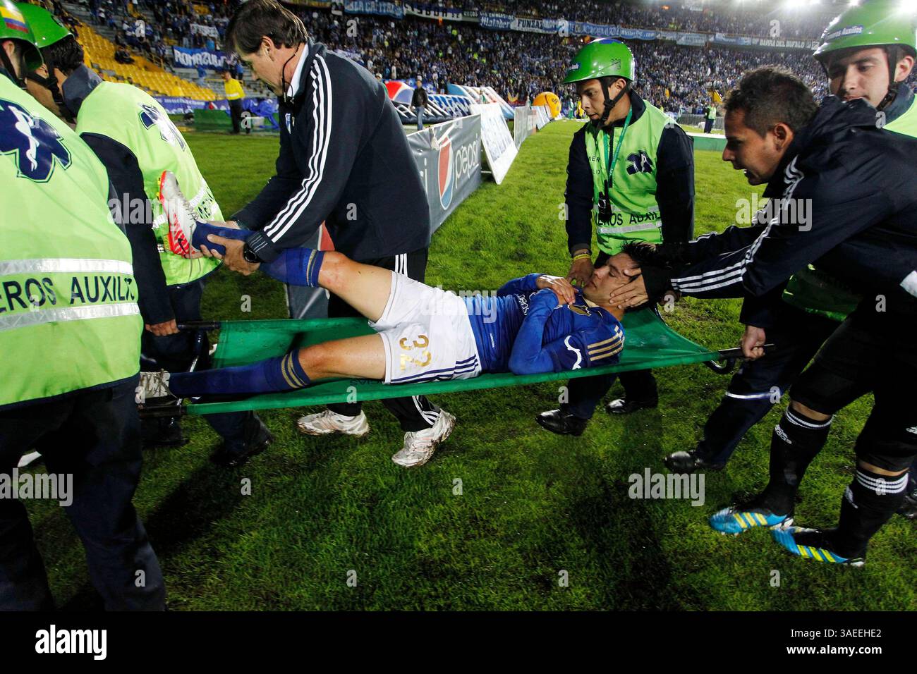 Nov. 19, 2011 - Bogota, Cundinamarca, Colombia - Bogota  19 de noviembre de 2011. El jugador  sale lesionado tras sufrir un fuerte golpe  durante el partido la Liga Postobon  contra el America  jugado en el estadio de Nemesio Camacho El Campin de la ciudad de Bogota . Foto Carlos Ortega  CEET CrÃ©dito: CEET FotÃ³grafo: CARLOS ORTEGA (Credit Image: © El Tiempo/GDA/ZUMAPRESS.com) Stock Photo