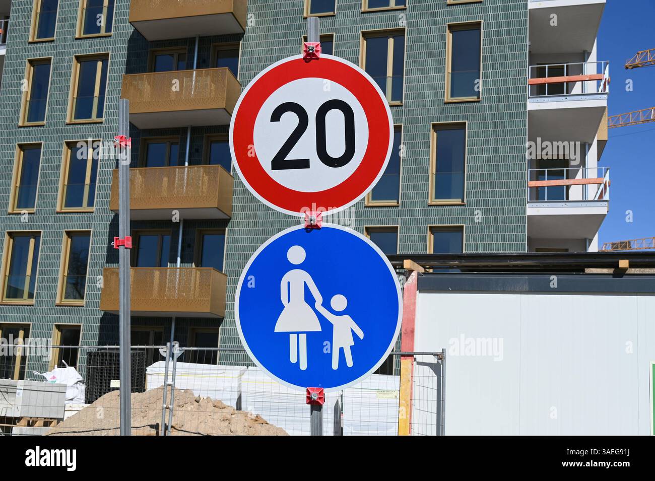 Zulässige Höchstgeschwindigkeit 20 km/h - Verkehrsschild und Gehweg ...