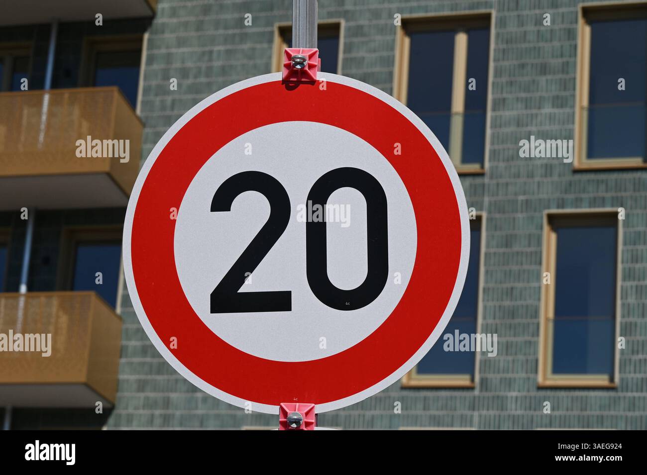 Zulässige Höchstgeschwindigkeit 20 km/h - Verkehrsschild *** Maximum ...