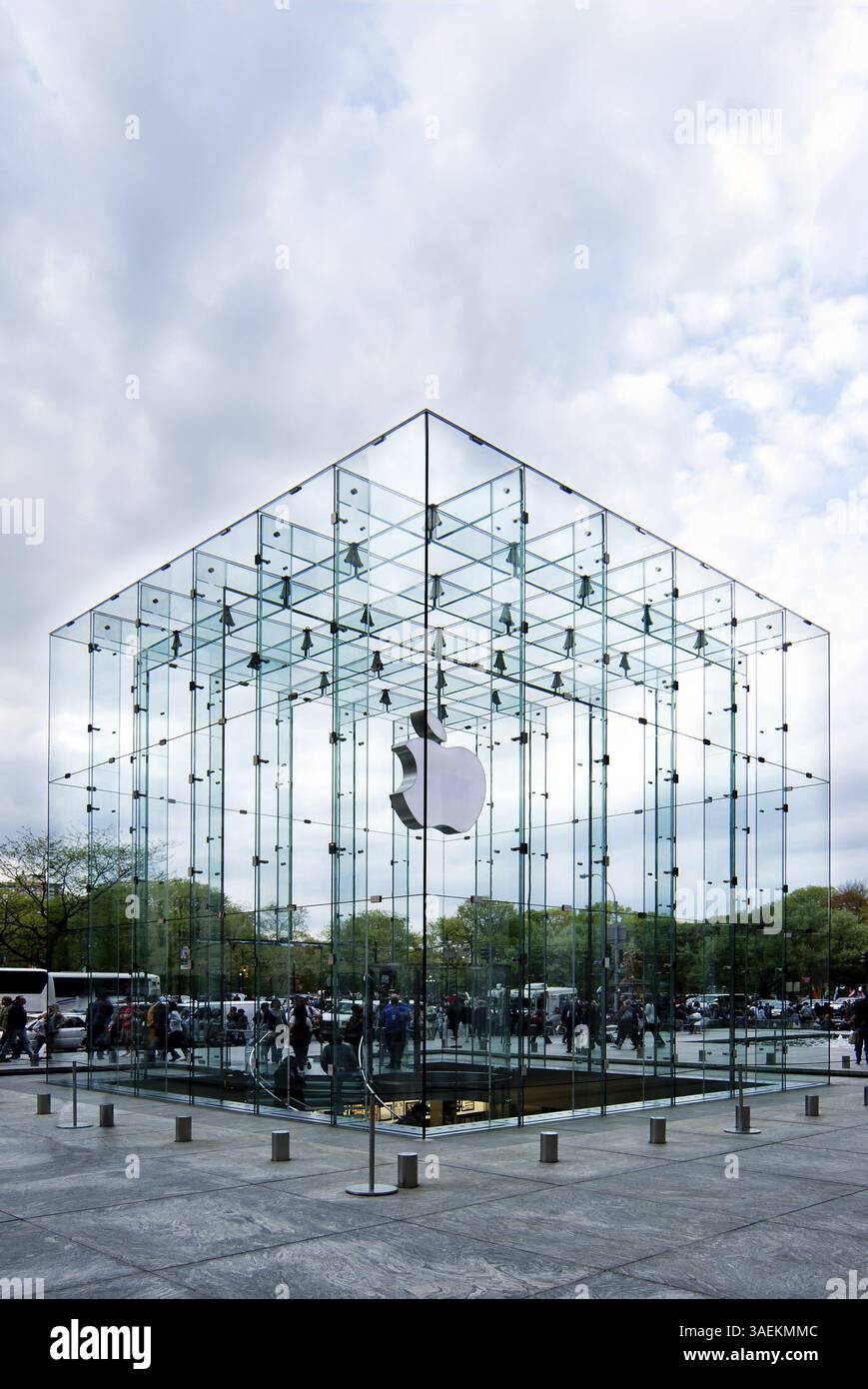 People shopping on fifth avenue at the hi-tech glass building Apple store in Manhattan, New York City, New York, USA, North America Stock Photo