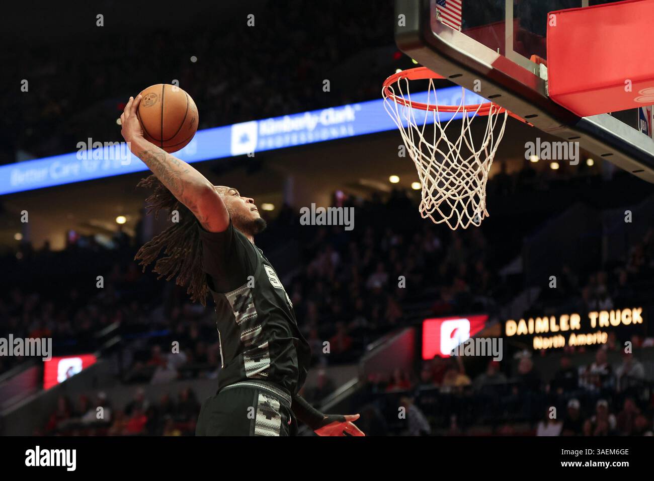 San Antonio Spurs guard Stephon Castle (5) dunks against the Portland ...