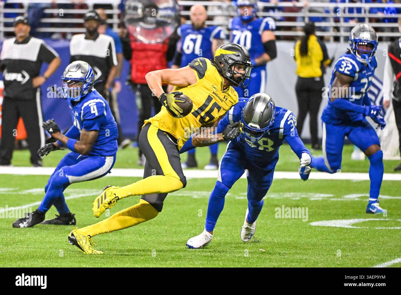 ST. LOUIS, MO - APRIL 06: San Antonio Brahmas Inside Linebacker Jordan ...