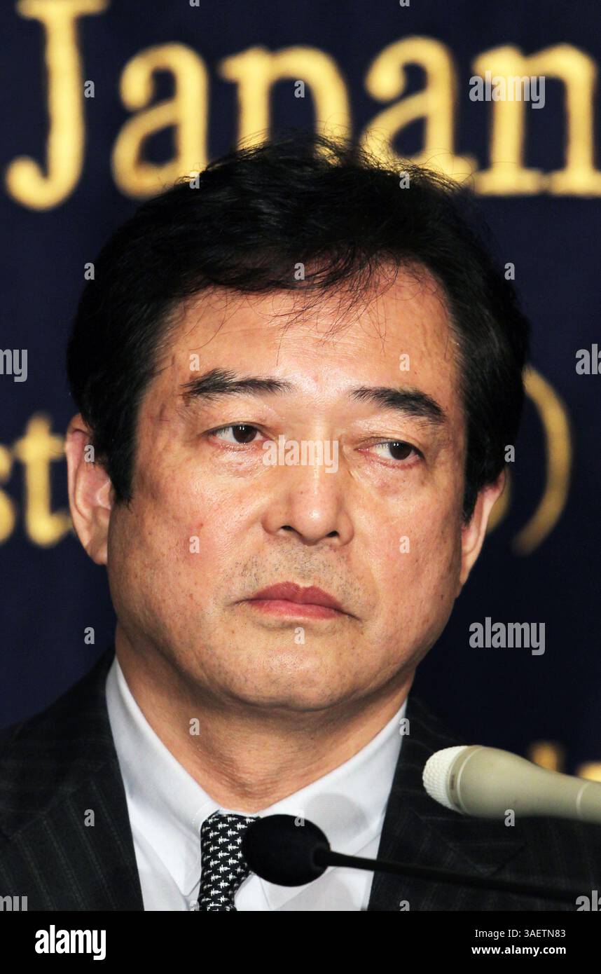 TOKYO, Japan - Yomiuri Giants manager Tatsunori Hara (2nd