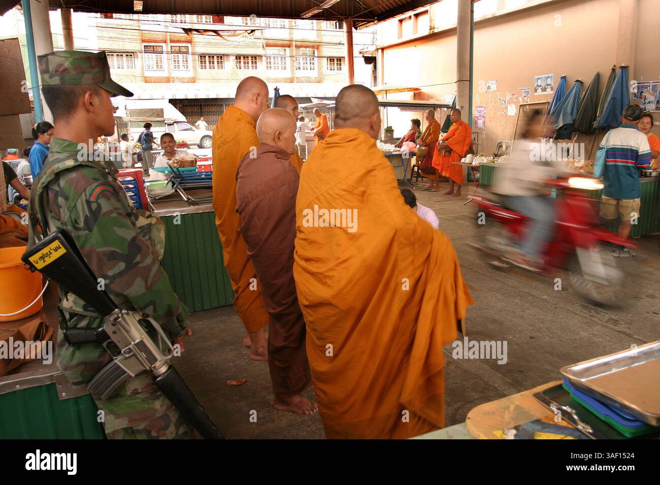 Apr 29, 2005; Naratiwat, THAILAND; Thai military forces armed with ...