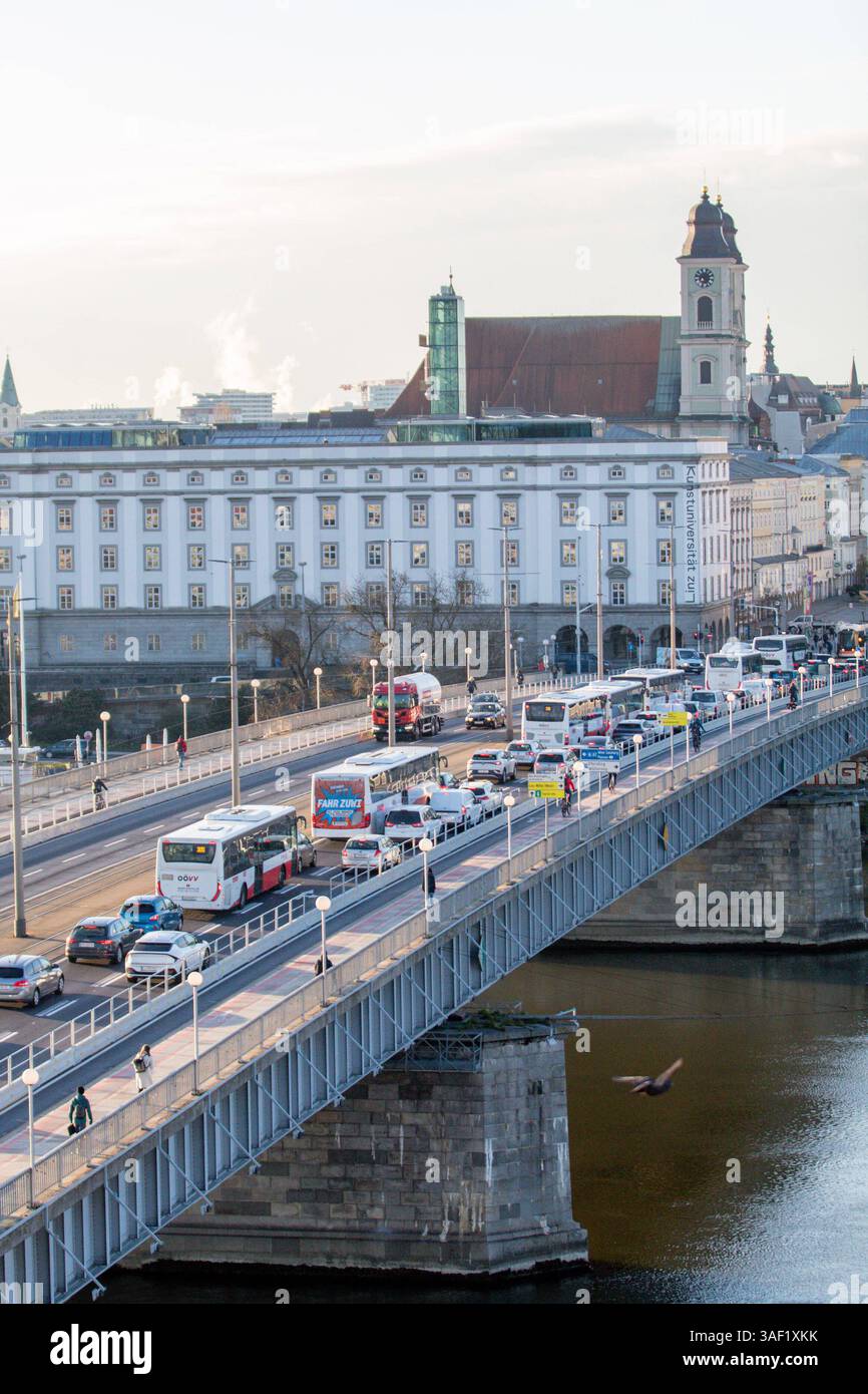 Linz, Verkehr 07.04.2025, LINZ, AUT, im Bild Themenbild, Verkehr, Stau ...