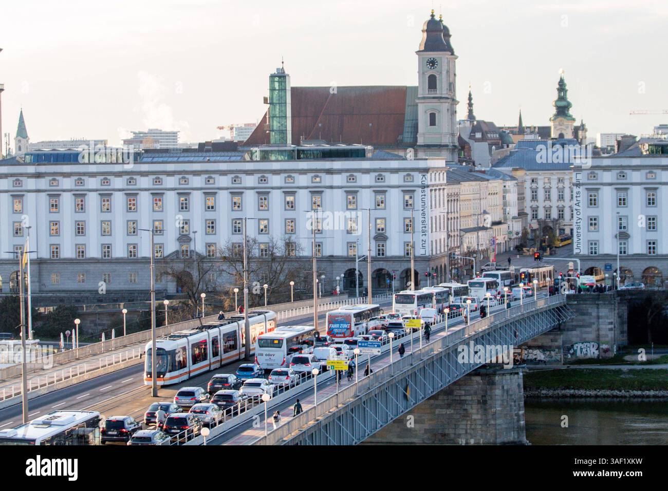 Linz, Verkehr 07.04.2025, LINZ, AUT, im Bild Themenbild, Verkehr, Stau ...