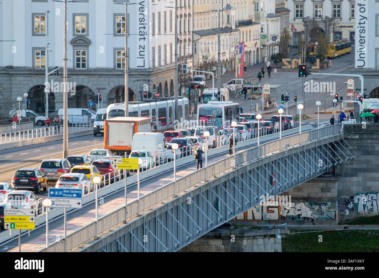 Linz, Verkehr 07.04.2025, LINZ, AUT, im Bild Themenbild, Verkehr, Stau ...