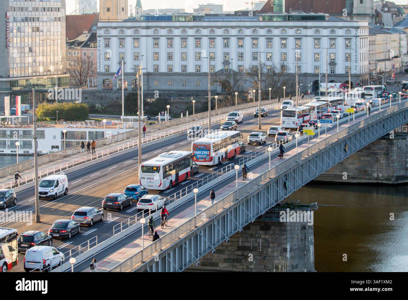 Linz, Verkehr 07.04.2025, LINZ, AUT, im Bild Themenbild, Verkehr, Stau ...