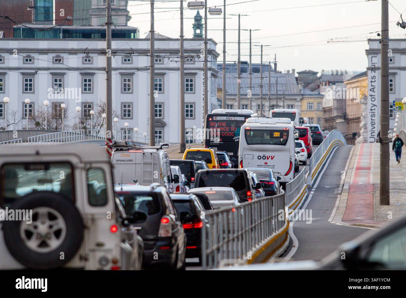 Linz, Verkehr 07.04.2025, LINZ, AUT, im Bild Themenbild, Verkehr, Stau ...