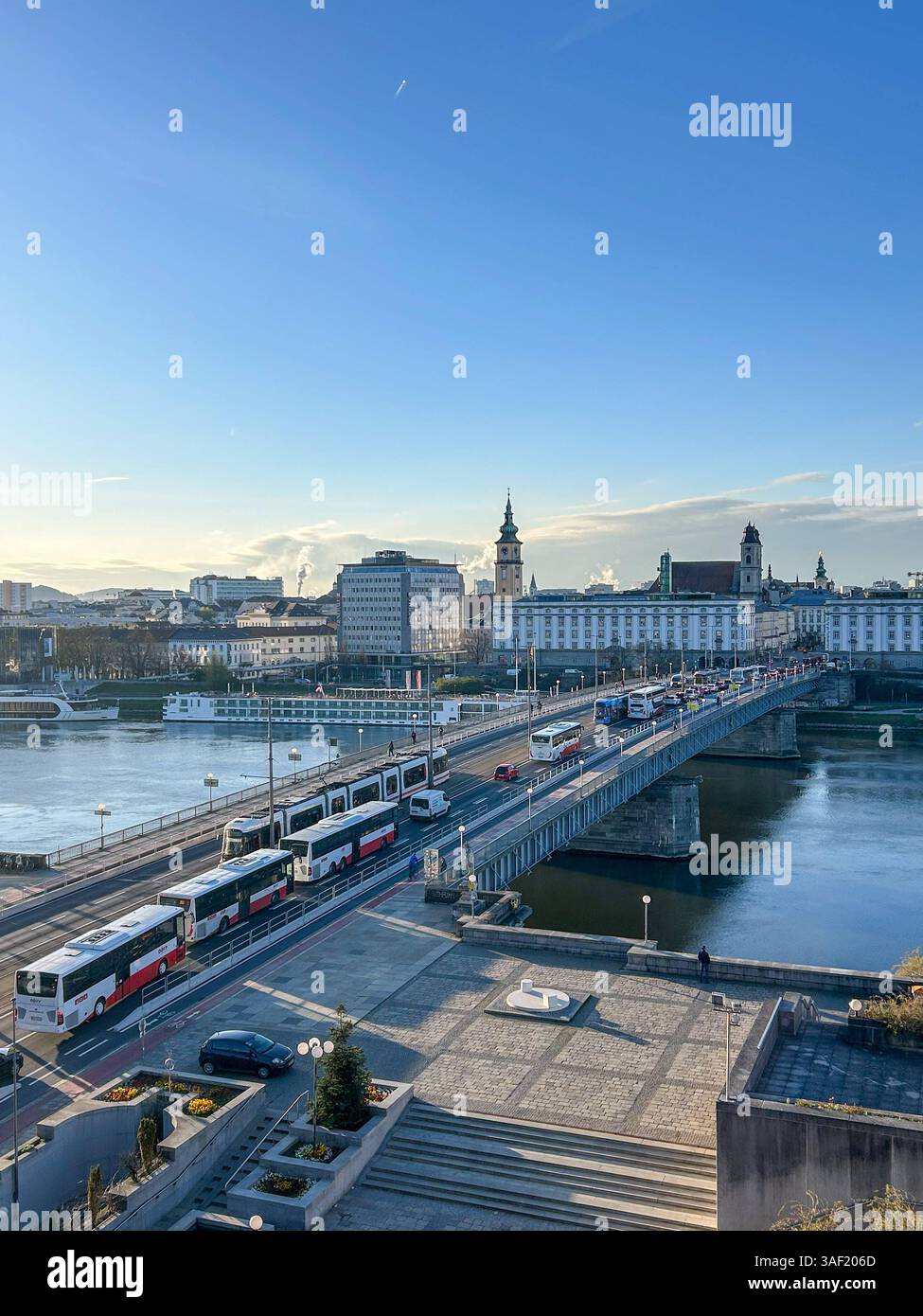 Linz, Verkehr 07.04.2025, LINZ, AUT, im Bild Themenbild, Verkehr, Stau ...
