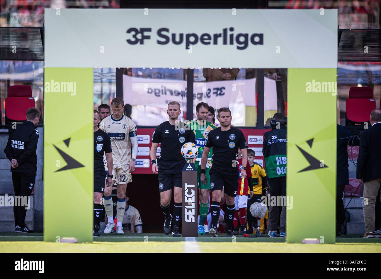 Silkeborg, Denmark. 06th, April 2025. Referee Simon Duerlund Rasmussen ...