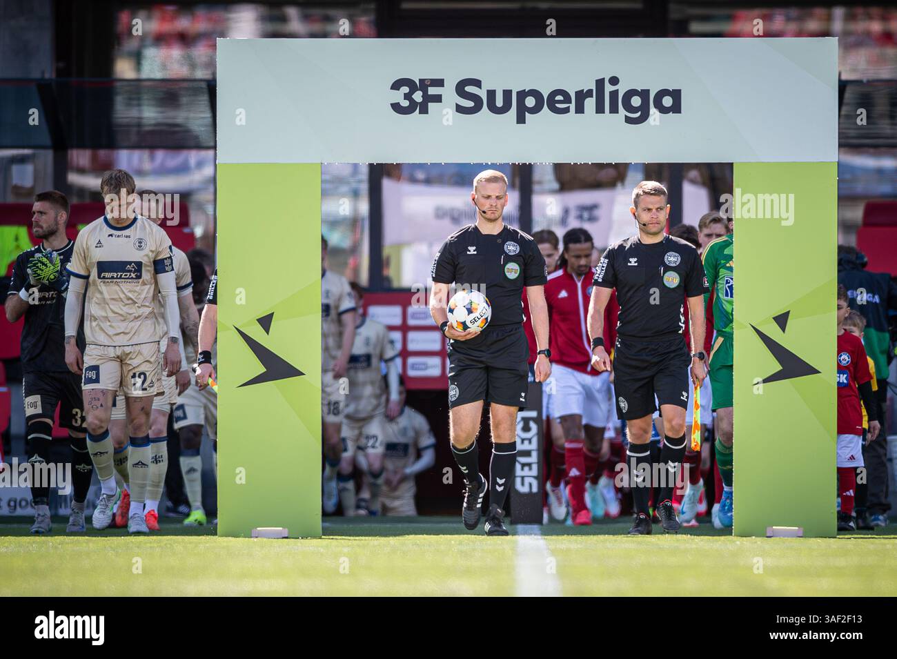 Silkeborg, Denmark. 06th Apr, 2025. Referee Simon Duerlund Rasmussen ...