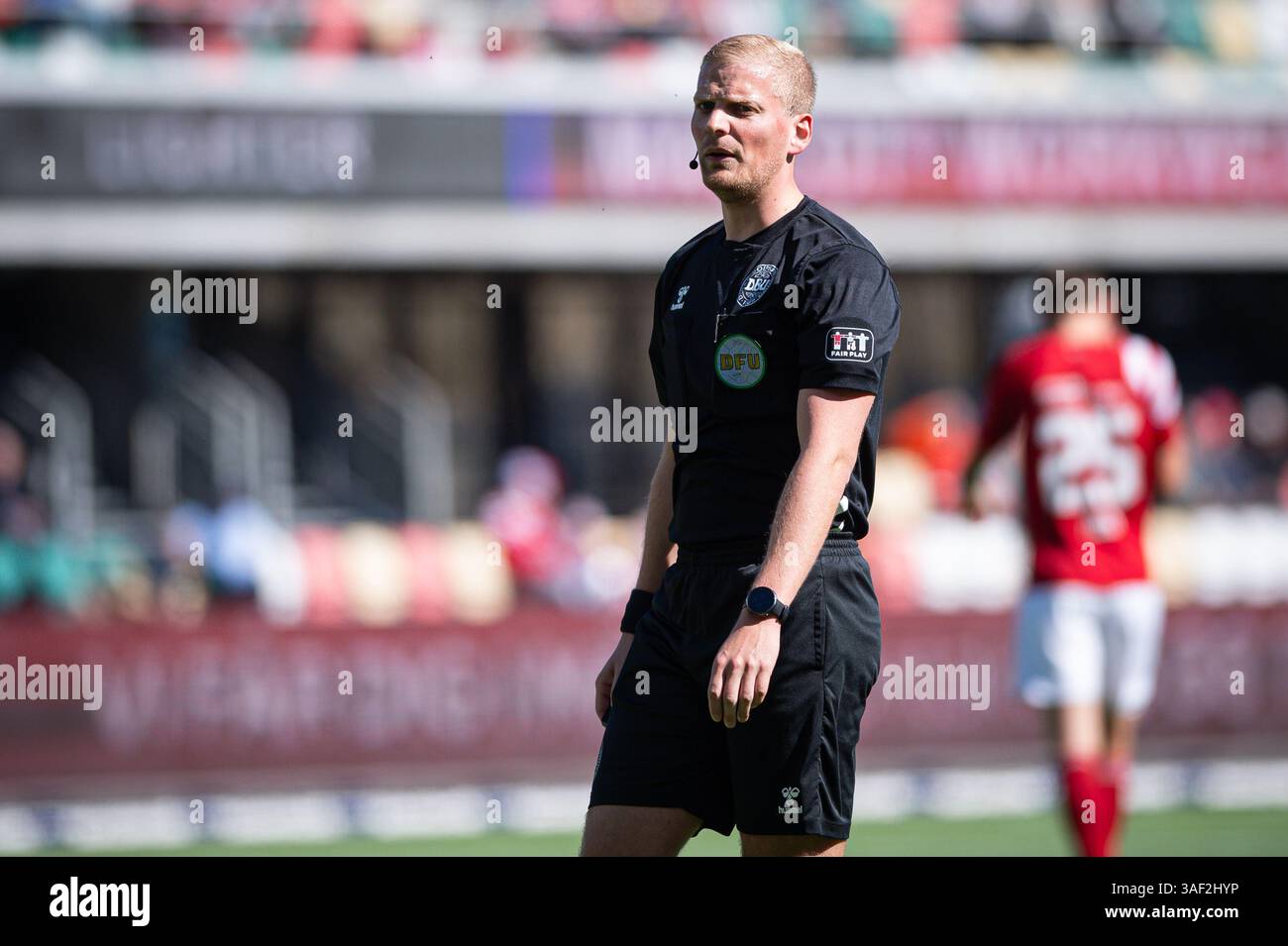 Silkeborg, Denmark. 06th, April 2025. Referee Simon Duerlund Rasmussen ...