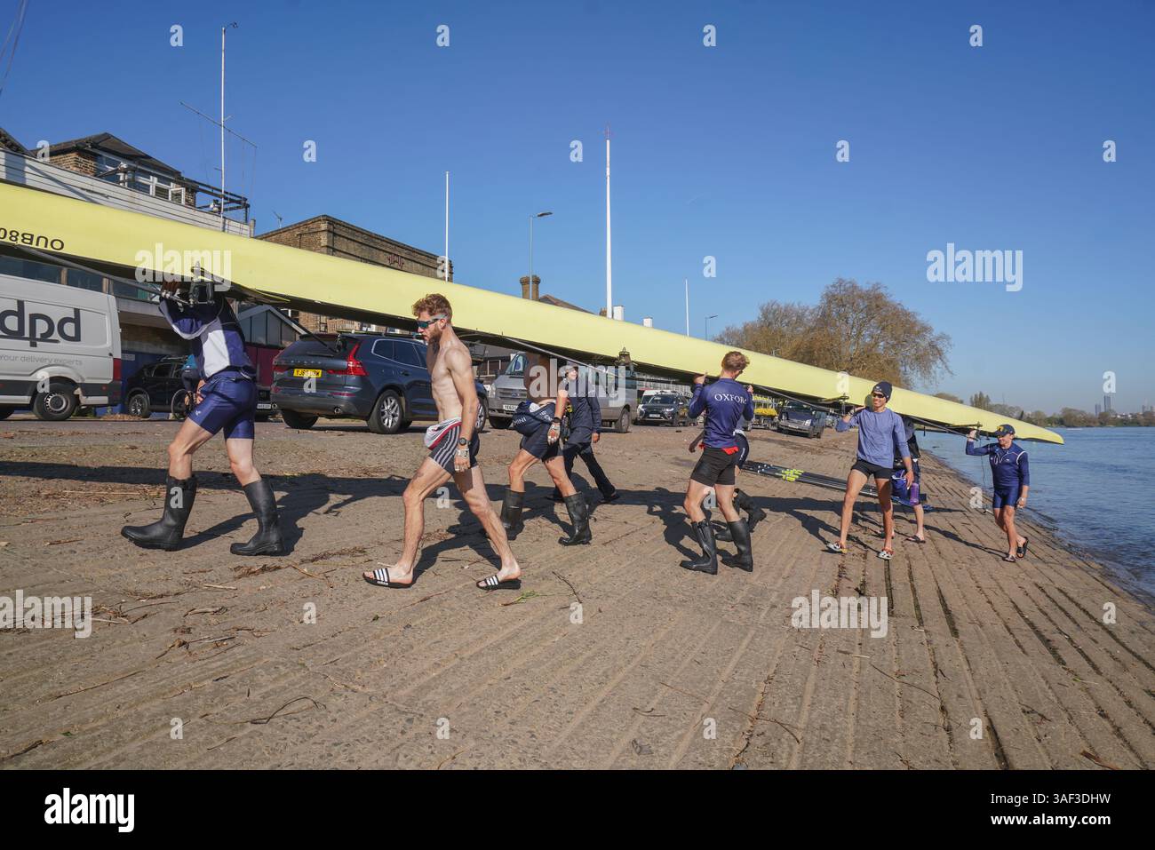 Putney Rowing Print Putney, London UK 7 April 2025. Oxford University rowing men's eights ...