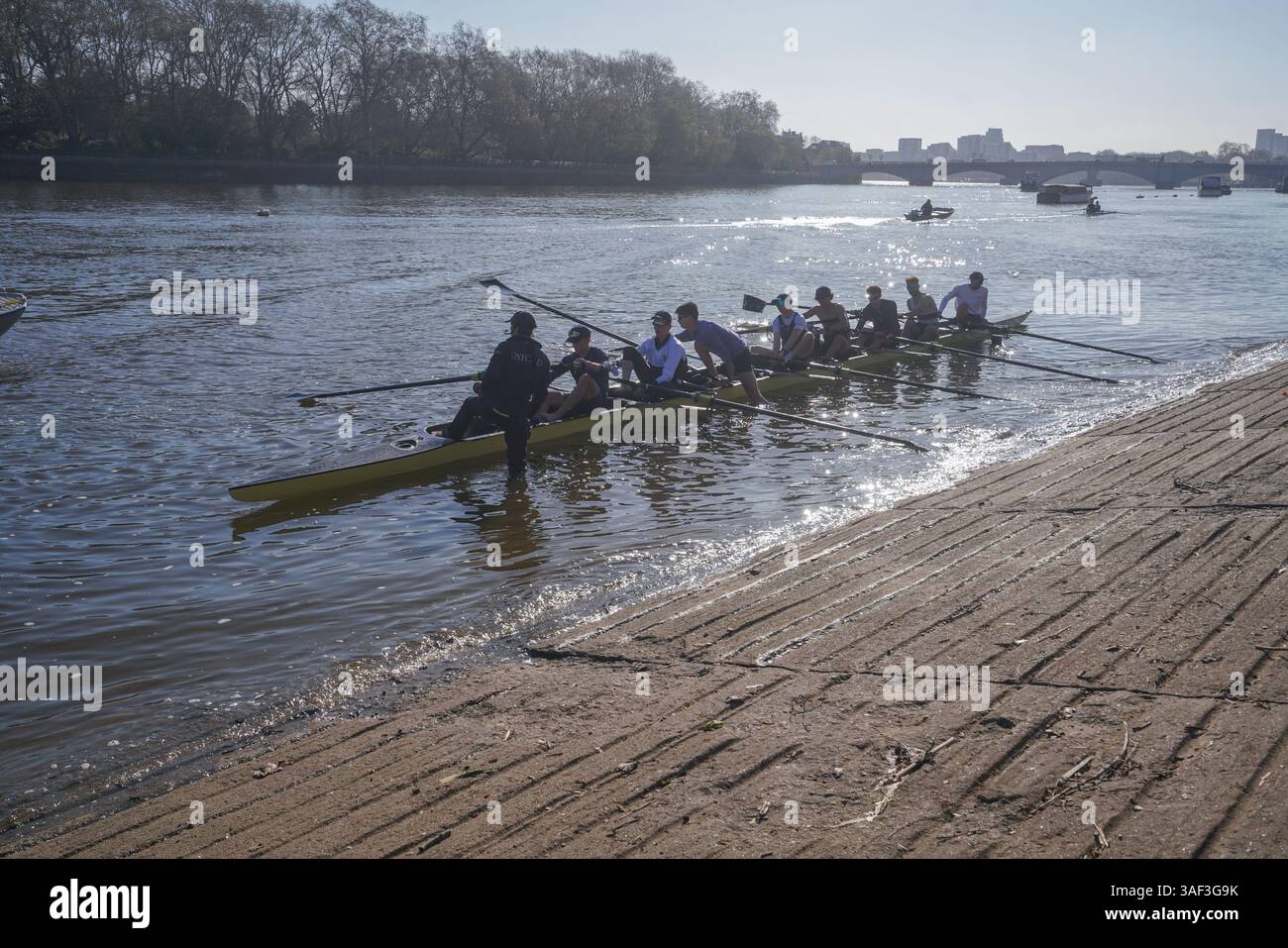 Putney Riverside Rowing Putney, London UK 7 April 2025. Oxford University rowing men's eights ...