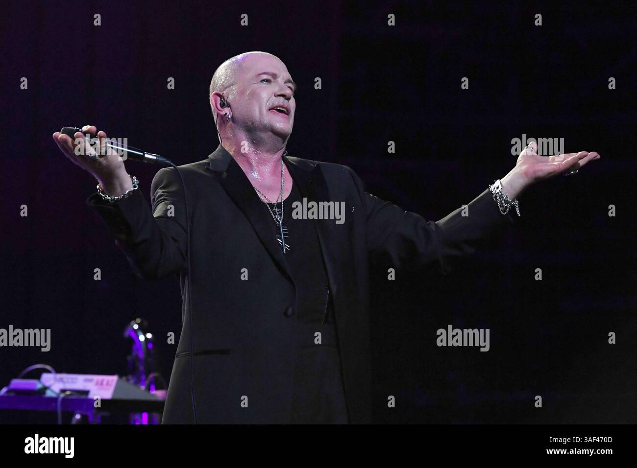 LONDON, ENGLAND - APRIL 06: Gavin Friday performing at EartH on April ...