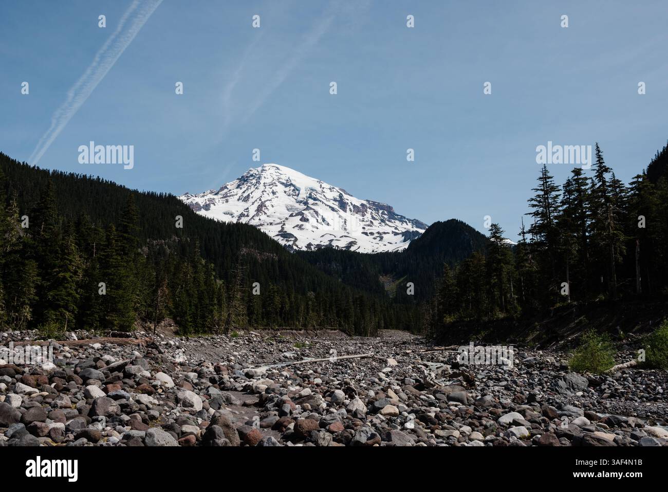 River leading pacific northwest hi-res stock photography and images - Alamy