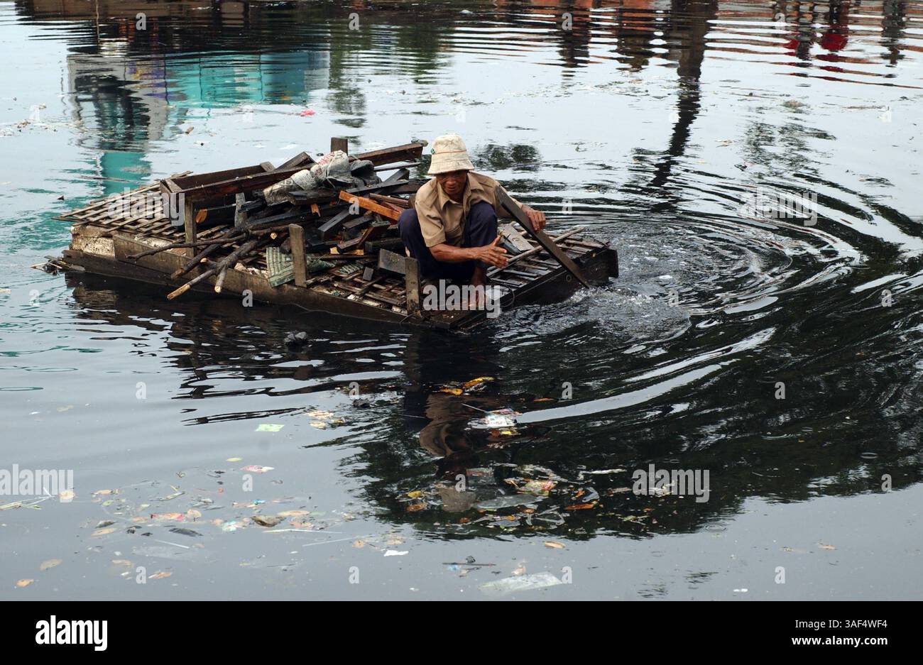 Jakarta heavily polluted river hi-res stock photography and images - Alamy