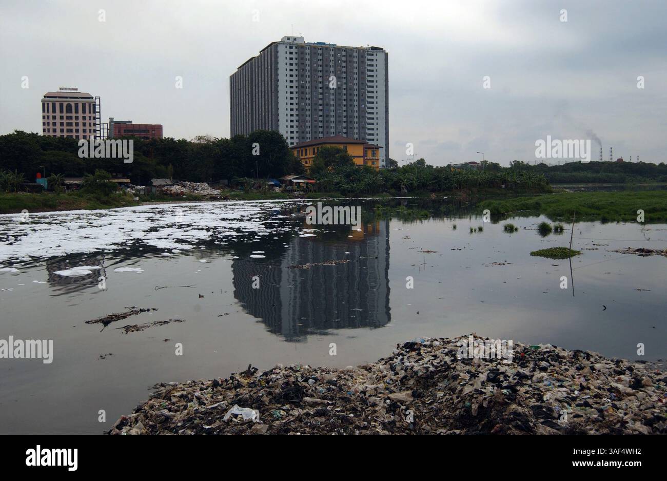 Jakarta heavily polluted river hi-res stock photography and images - Alamy