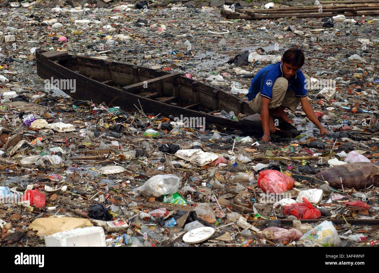 Jakarta heavily polluted river hi-res stock photography and images - Alamy