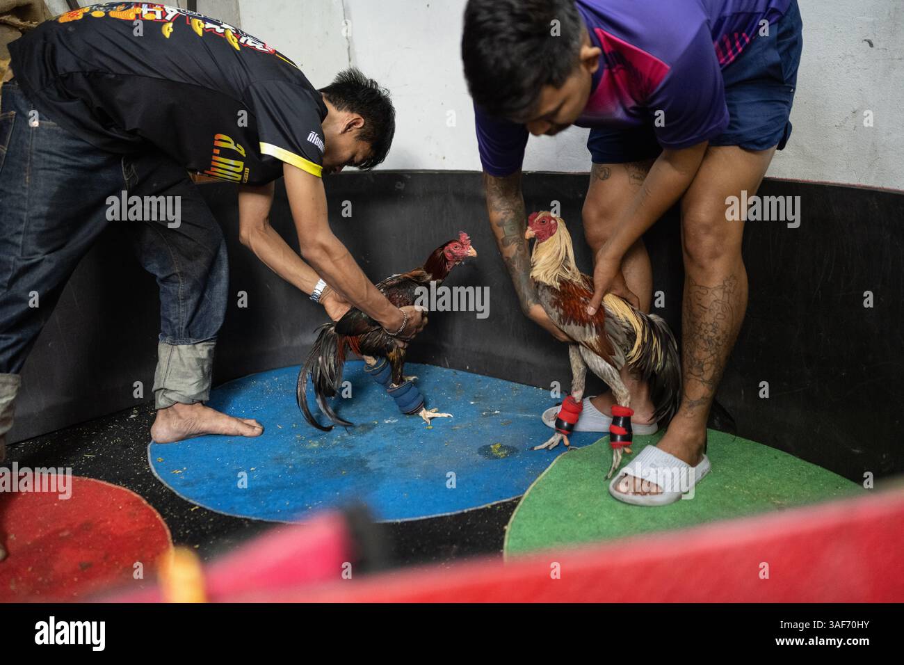 A Local Thai Men From The Khlong Toei Neighborhood In Bangkok Training 