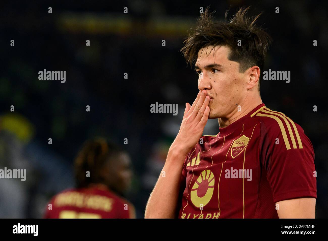 Eldor Shomurodov of AS Roma (r) celebrates after scoring the goal of 1
