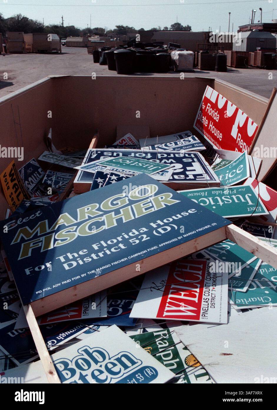 Front yard political signs hi-res stock photography and images - Alamy