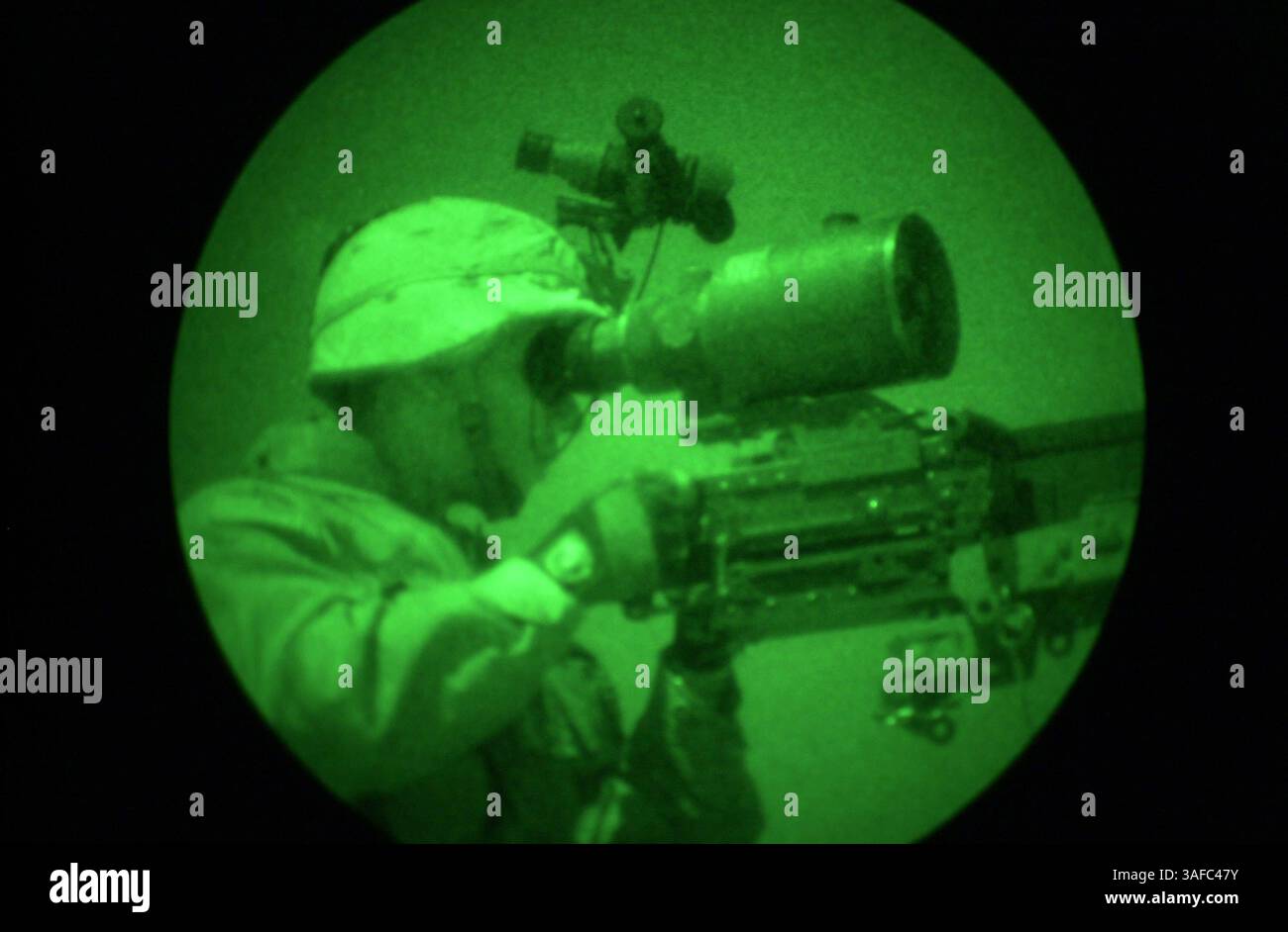 U s army soldier uses scope hi-res stock photography and images - Alamy
