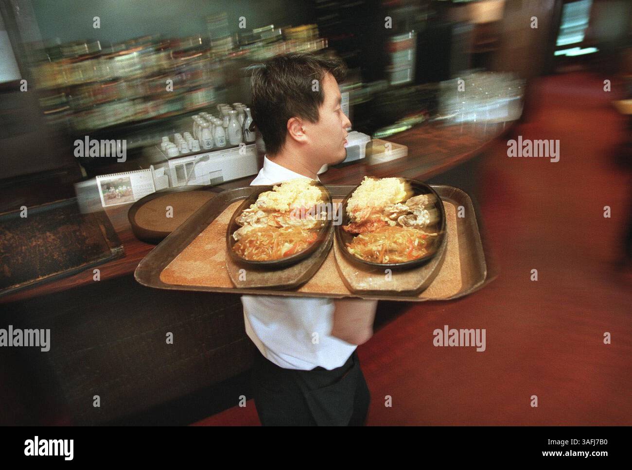 Waiter Dong Kang delivers an order at the Woo Lae Oak restaurant in Arlington, Va. Photo taken on Thursday, September 25, 2003. (Credit Image: The Washington Times/ZUMAPRESS.com) Stock Photo