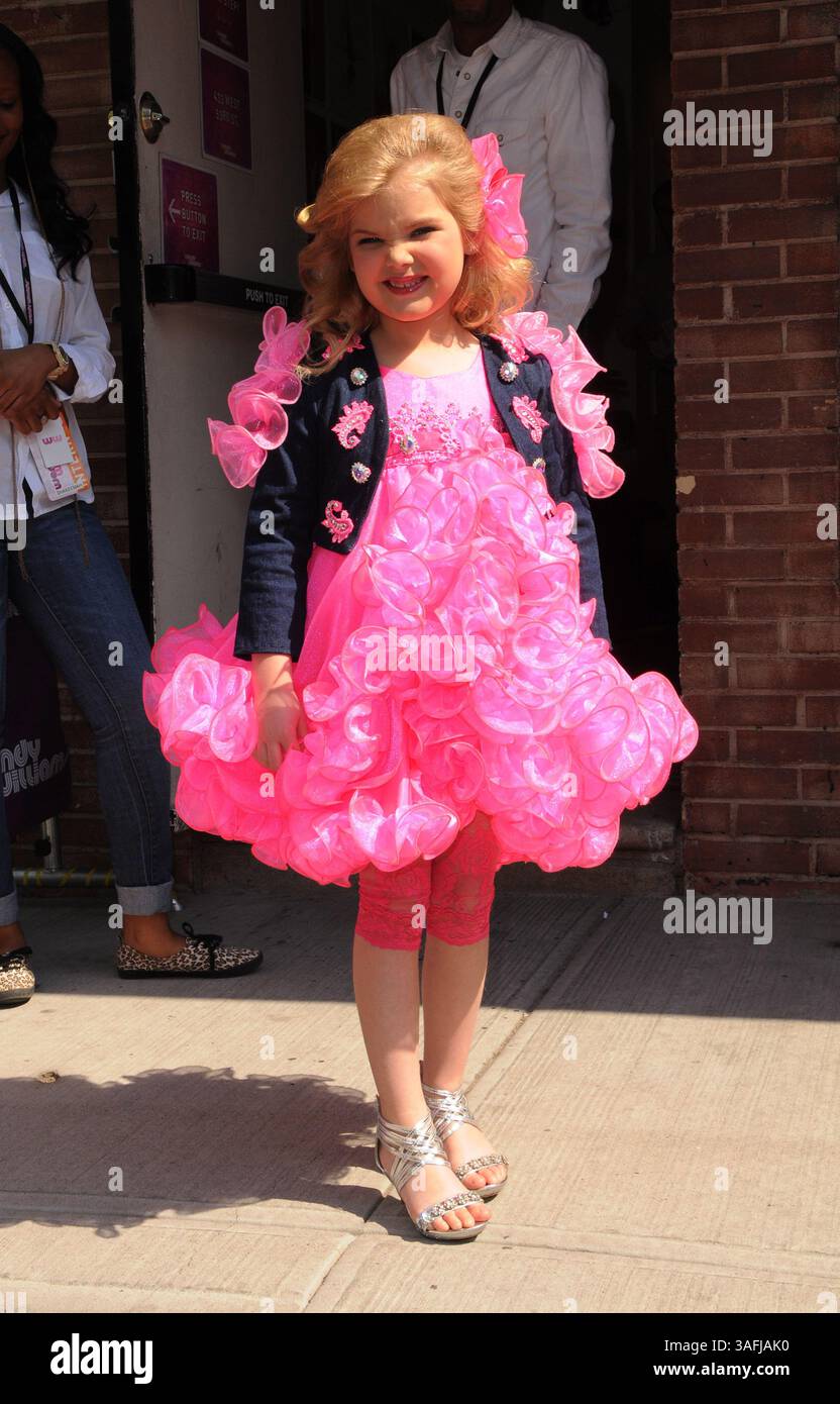 Child beauty pageant hi-res stock photography and images - Alamy