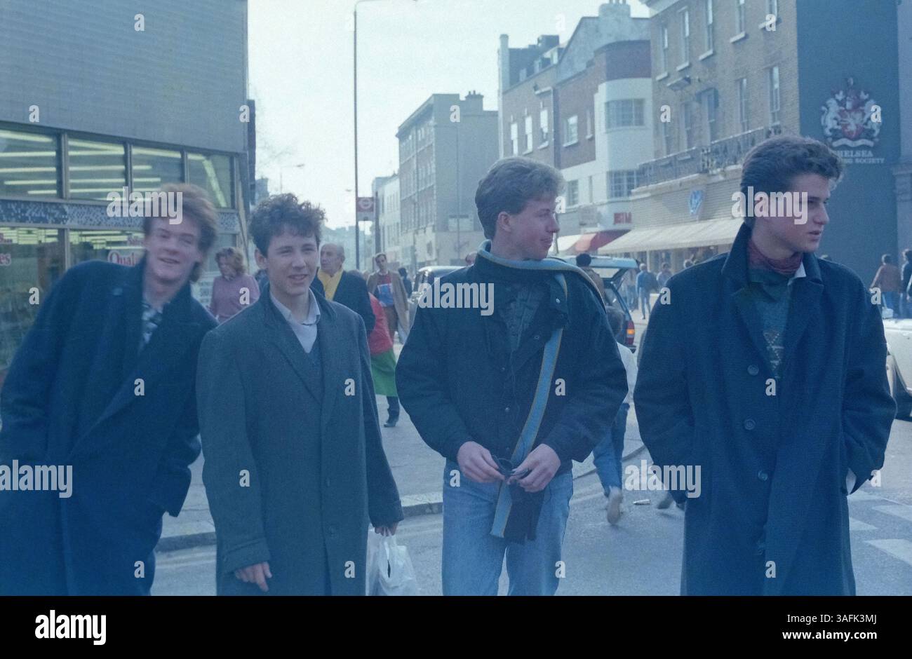 110 Kings road on Walpole street London 1984 Safeway on the left, Chelsea Building Society on the right, just down from the Chelsea Drug Store, Chris Larkin left and the Michelin Brothers right. Photo Janusz Konarski Stock Photo