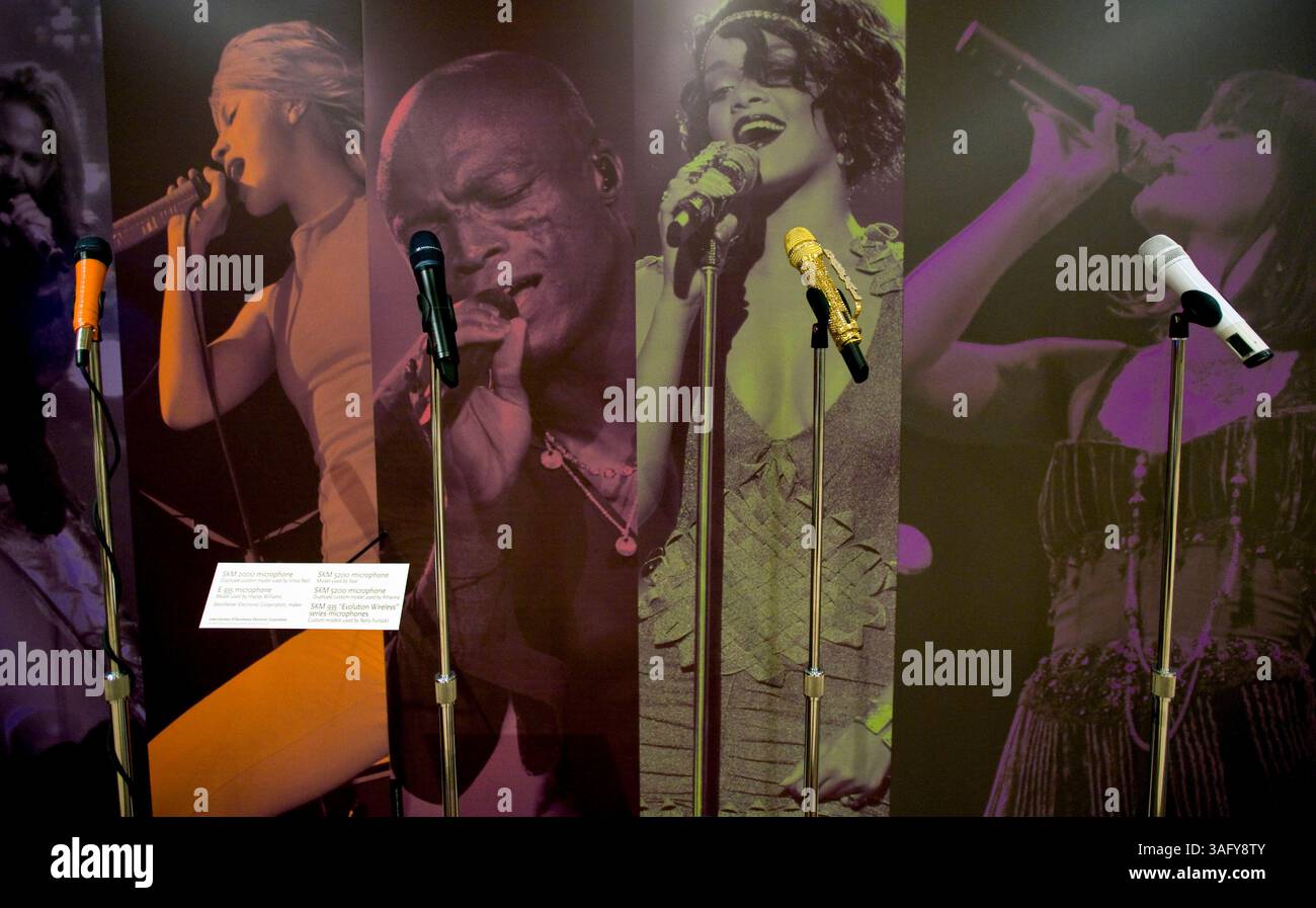 John lennon imagine piano hi-res stock photography and images - Alamy