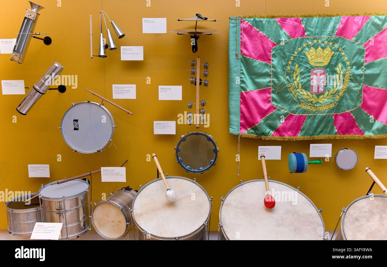 Usa Musical Instruments 13 year old with guitar hi-res stock photography and images - Alamy
