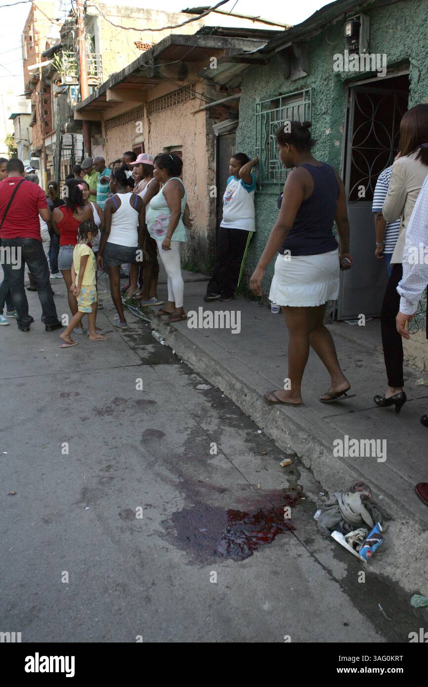 Aug. 21, 2012 - Caracas, DISTRITO CAPITAL, Venezuela - Vecinos de Pinto  Salinas trancaron la vÃa principal de esa zona, asÃ como la avenida AndrÃ©s  Bello donde quemaron un container de basura