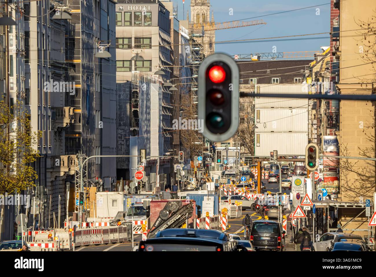 Viele Baustellen in der Schwanthalerstraße, die Stadtwerke verlegen Fernwärme-Leitungen, München, April 2025 Deutschland, München, April 2025, Baustellen in der Schwanthalerstraße, rote Ampel, Autos im Abendverkehr schlängeln sich durch die vielen Baustellen, Stadtwerke verlegen Fernwärme-Leitungen, im Hintergrund der Rathausturm, Stadtverkehr, Bayern, *** Many construction sites in Schwanthalerstraße, the municipal utilities are laying district heating pipes, Munich, April 2025 Germany, Munich, April 2025, construction sites in Schwanthalerstraße, red traffic light, cars in evening traffic me Stock Photo